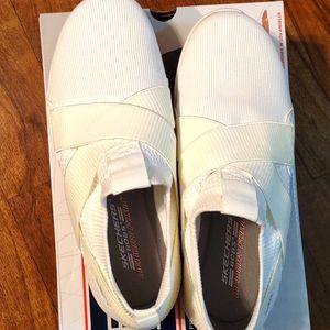 NWOT Skechers 8.5 wide fit white